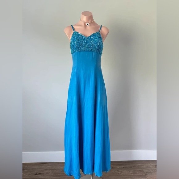 Elegant Blue Evening Gown - Picture 1 of 3